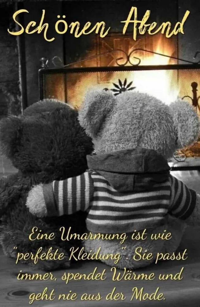 Zwei liebevolle Teddybären kuscheln vor einem warmen Kaminfeuer. Das Bild mit goldenem Text verbreitet eine gemütliche Guten-Abend-Stimmung zum Teilen.